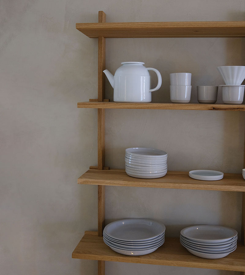 Vegghengte hylle i eik fra design-duoen Atelier Mon ved Kollekted by en interiørforretning på Grünerløkka i Oslo. Størrelse 120 x 126. Hyllen er fylt med porselen fra 1616 Arita Japan: designet av Cecilie Manz