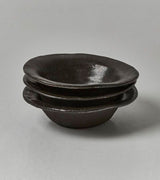 Ceramic Bowl i Black Glazed  fra 10AM Apoteke, et livsstilsmarkedet fra 10AM Loft. Produsert i kearmikk, sort leire og håndlaget i Hellas. Kollekted by en intedriørforretning på Grünerløkka i Oslo forhandler av 10AM Apoteke. Bildet viser 3 boller