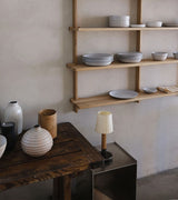 Vegghengte hylle i eik fra design-duoen Atelier Mon ved Kollekted by en interiørforretning på Grünerløkka i Oslo. Størrelse 120 x 126. Hyllen er fylt med porselen fra 1616 Arita Japan 