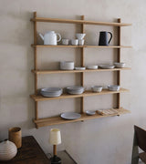 Vegghengte hylle i eik fra design-duoen Atelier Mon ved Kollekted by en interiørforretning på Grünerløkka i Oslo. Størrelse 120 x 126. Hyllen er fylt med porselen fra 1616 Arita Japan 