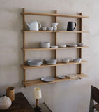 Vegghengte hylle i eik fra design-duoen Atelier Mon ved Kollekted by en interiørforretning på Grünerløkka i Oslo. Størrelse 120 x 126. Hyllen er fylt med porselen fra 1616 Arita Japan 