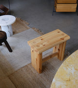 Ast Stool fra Vaarnii ved Kollekted by en interiørforretning i Oslo. Et heltre krakk sidebord designet av Dimiri Bähler. Utstilt på Nanimarquina Tres Vegtal teppe
