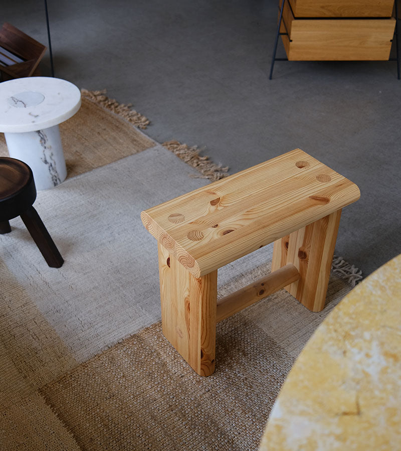 Ast Stool fra Vaarnii ved Kollekted by en interiørforretning i Oslo. Et heltre krakk sidebord designet av Dimiri Bähler. Utstilt på Nanimarquina Tres Vegtal teppe