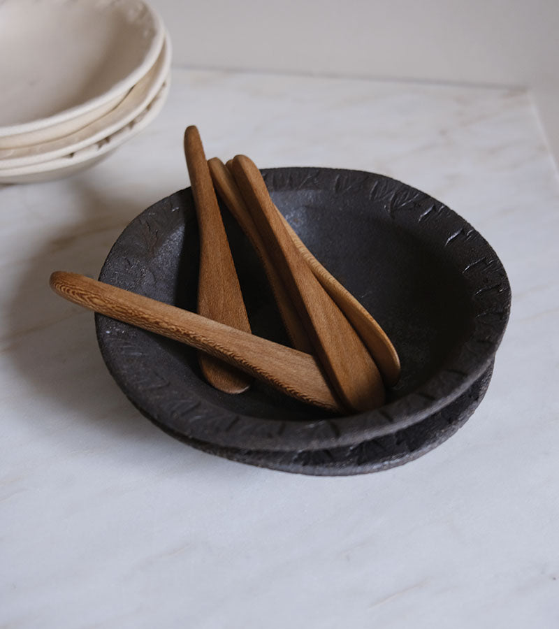 Hampson Wood Butter Knife ved Kollekted by en interiørforretning i Oslo. Smørkniv i London Plane lønnetre. 10Am keramikk fra Hellas