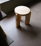 Vaarnii 001 Stool krakk ved Kollekted by en interiør forretning i Oslo. Designert av Fredrik Paulsen i heltre furu