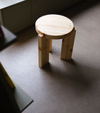 Vaarnii 001 Stool krakk ved Kollekted by en interiør forretning i Oslo. Designert av Fredrik Paulsen i heltre furu