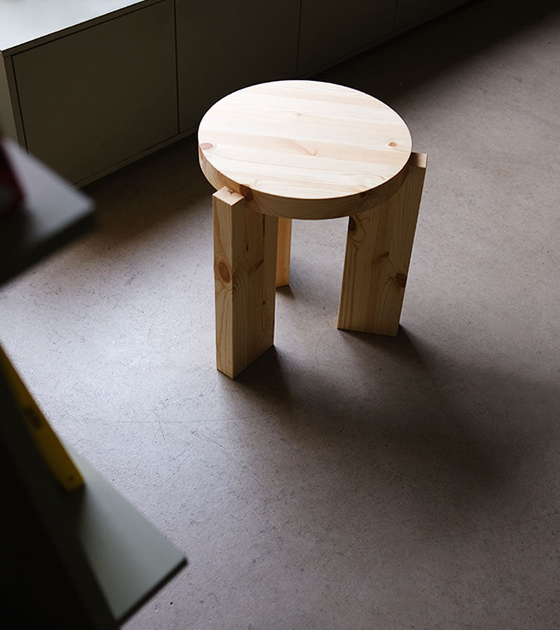 Vaarnii 001 Stool krakk ved Kollekted by en interiør forretning i Oslo. Designert av Fredrik Paulsen i heltre furu