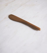 Hampson Wood Butter Knife ved Kollekted by en interiørforretning i Oslo. Smørkniv i London Plane lønnetre. 