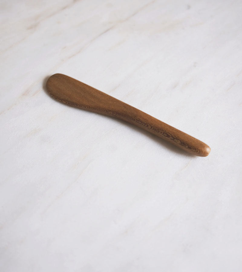 Hampson Wood Butter Knife ved Kollekted by en interiørforretning i Oslo. Smørkniv i London Plane lønnetre. 