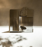Rivet Typecase hylle designet av Jonas Trampedach for Frama ved Kollekted by, en interiørforretning i Oslo. Med Aura bordspeil designet av Bjørn van den Berg for New Works